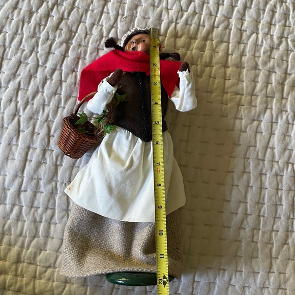 Byers’ Choice 2002 Caroler woman with basket greens spots of rust - Picture 6 of 6